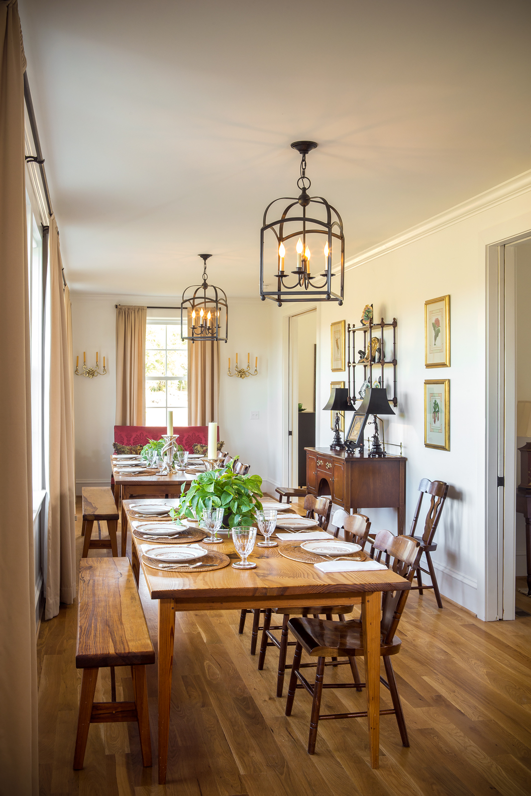 The dining room extends 32 feet by 10 feet, which is one half the length of the house. The gracious room reflects the grand hall of old European homes and is large enough to hold two 8-foot-long tables.
