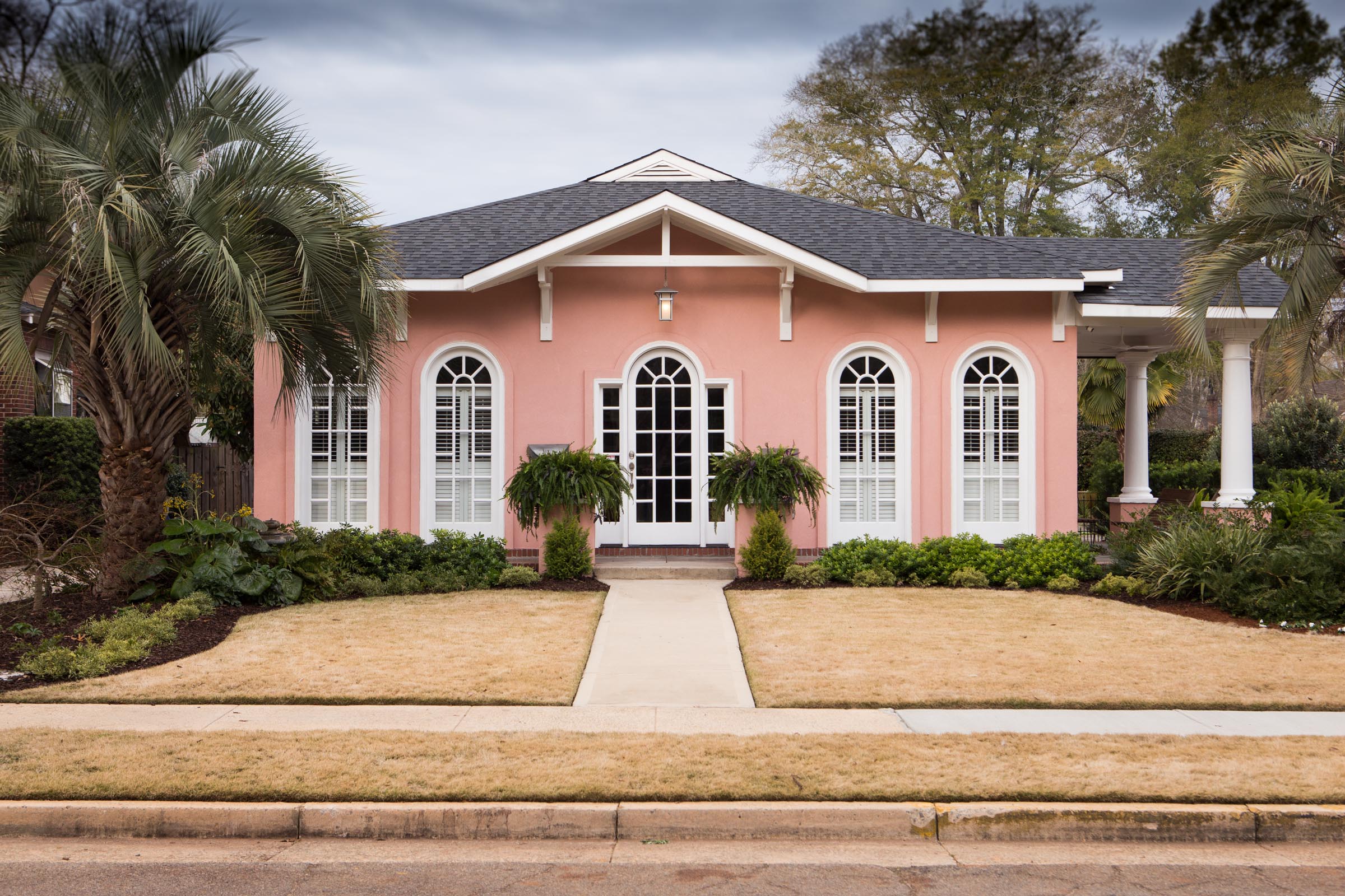 After a tree fell and destroyed their Shandon home, Shari Hutchinson and Tim Carrier used Stucco Unlimited to help them match the perfect shade of pink from the original stucco. ‘New Coral’ turned out to be the right shade — a combination of peach, pink, and coral. For a peek inside The Pink House, turn the page to walk through Shari and Tim’s stunning interior.