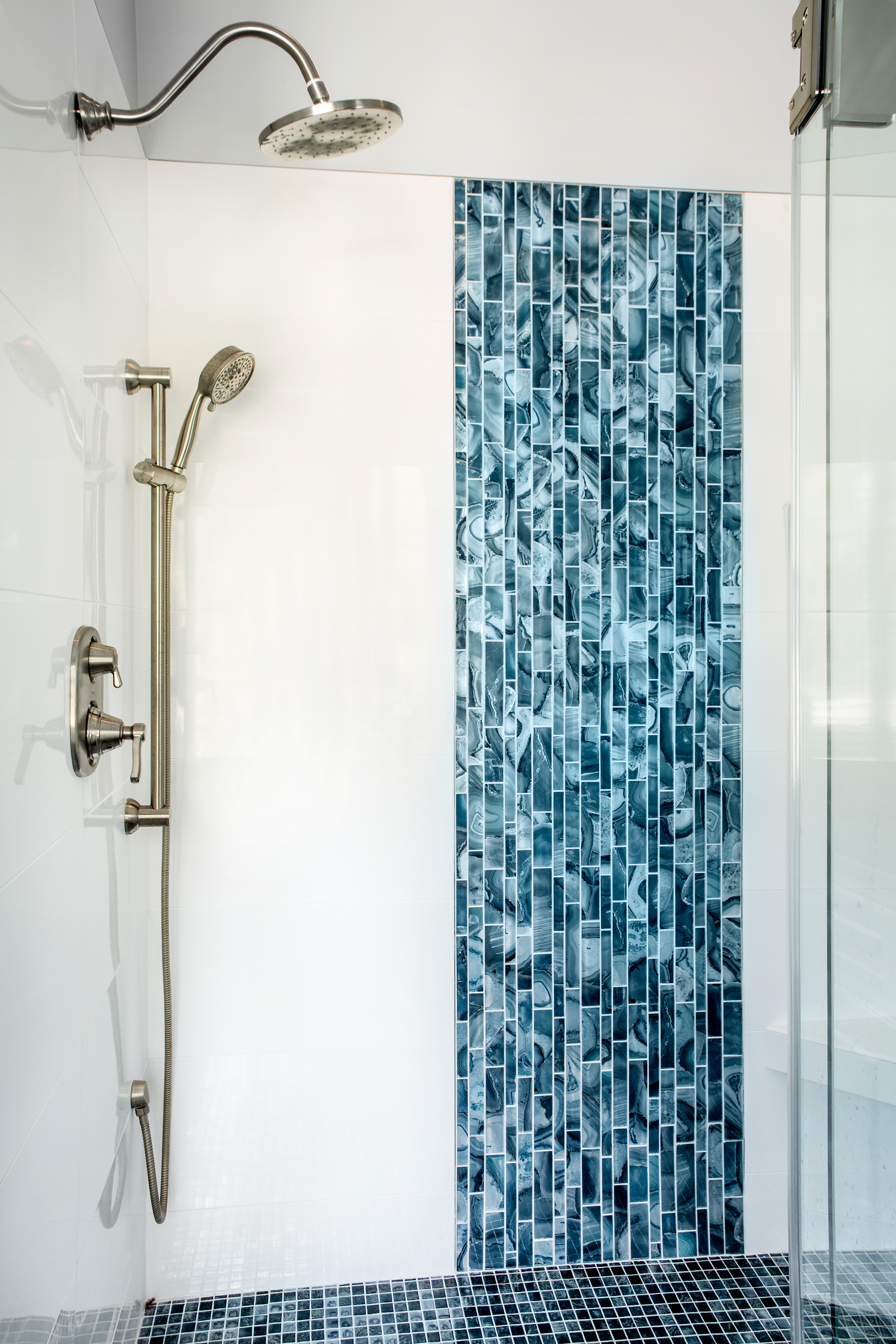  Lorri Sutton with Palmetto Tile designed Pam 
Helms’ shower to showcase a waterfall feature strip.
