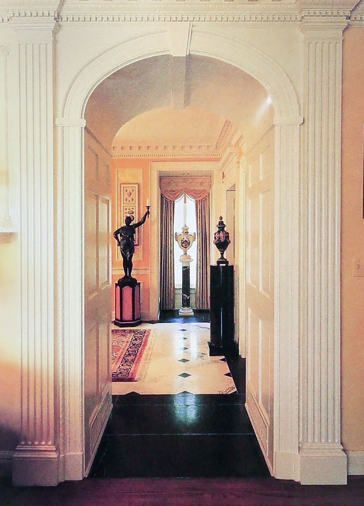 Summer 1990: The interior shot from Harriet and Walter Keenan’s home showcases a pair of beautiful Meissen urns. 