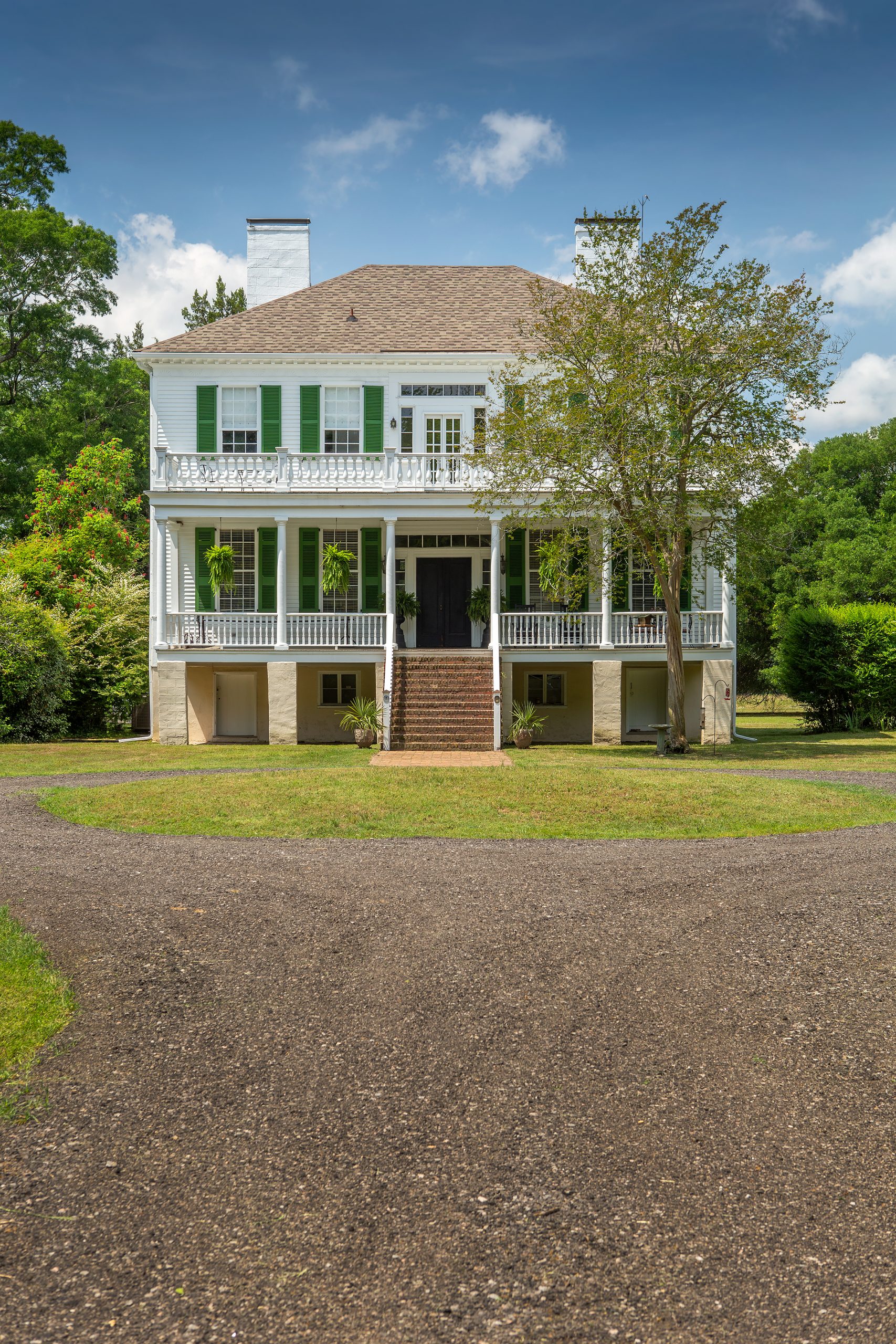 One of the oldest homes in Richland County, Grovewood is believed to have been built between 1765 and 1800 and moved to its current site in 1835. The home was later saved from destruction in 1865 while two sisters, Frances Tucker Hopkins and Christian Tucker Weston, lived as near neighbors: one at Grovewood and one at Wavering Place. The antebellum home, with a majestic allée of pecan trees, was bought by Mary Ellen and Brian Barnwell from Fred Quattlebaum at auction in 2014.