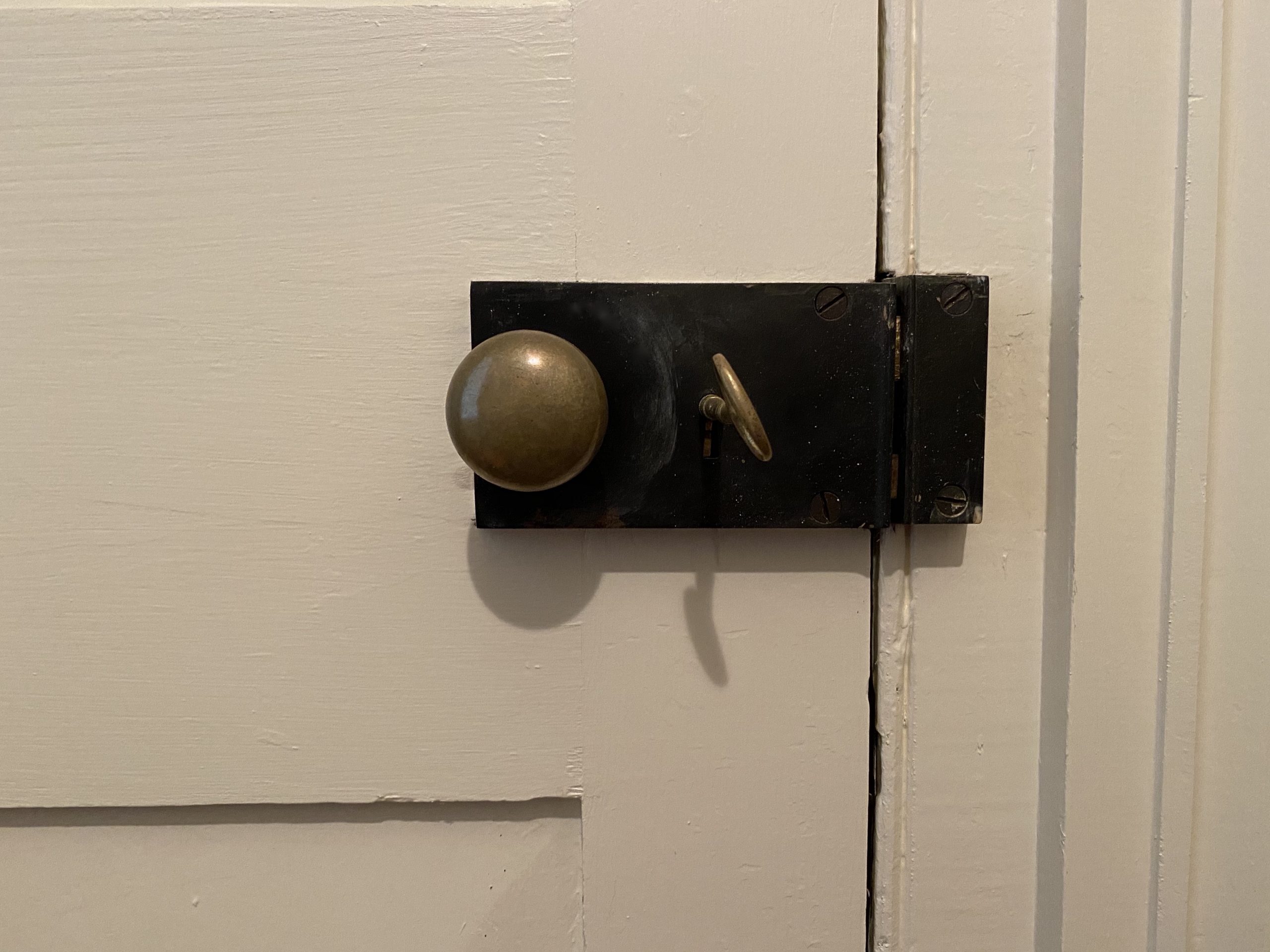  Brass is naturally germicidal and antimicrobial, making it a perfect choice for doorknobs and other frequently touched surfaces. 