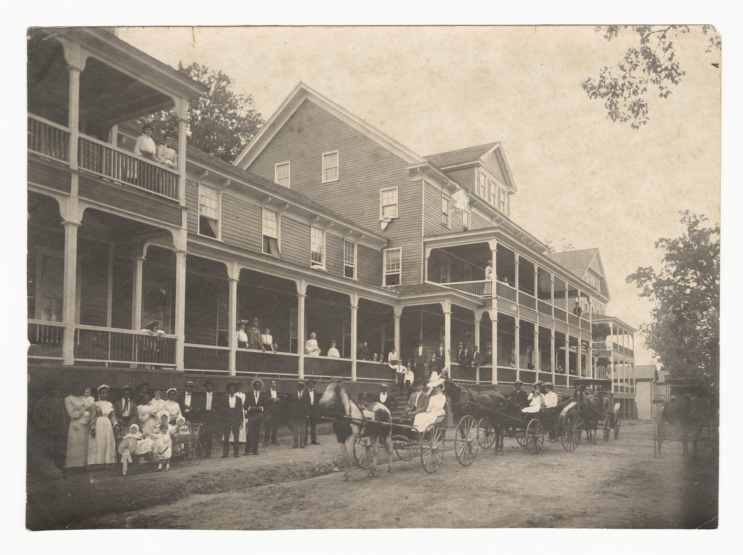 The Glenn Springs Hotel in Spartanburg County was an inn built in 1825, expanded in 1838, and enlarged in 1894 to 100 rooms. By the time the building burned in 1941, the hotel had been condemned. Photography courtesy of the South Caroliniana Library, USC