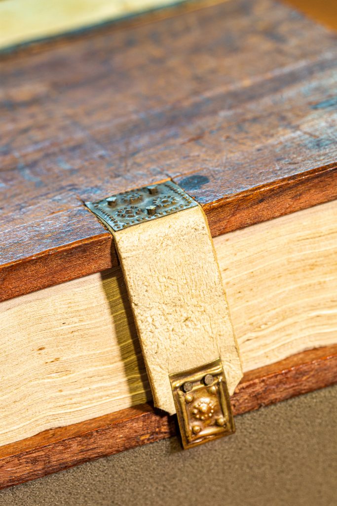  The binding of this grand copy of Ovid’s Metamorphoses is made of wood, like most medieval bindings. The leather of the clasp has been restored, but the fittings are all original.