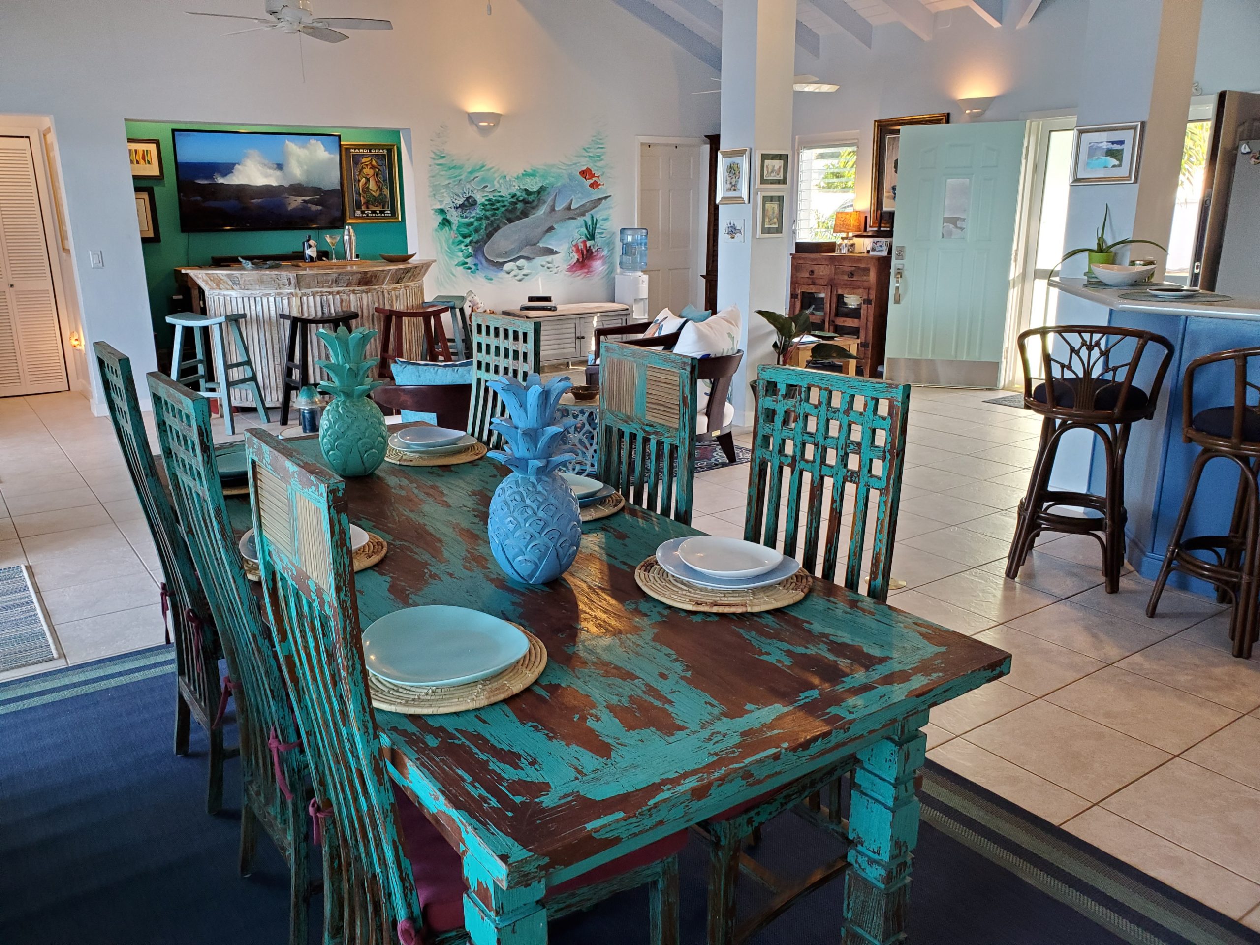 After closing on the property in March 2019, the new innkeepers called upon family members and friends to help transform the eclectic building into a boutique bed and breakfast. Less than a year later, Julie and Adams were ready to welcome guests to the intimate three-bedroom lodging, complete with seaside views, a private chef (Adams), and daily mimosa specials, crafted by Julie. 