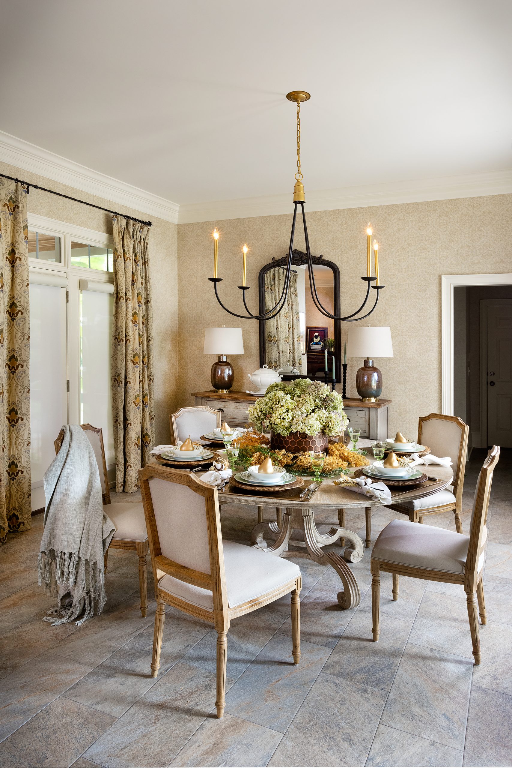 Thanksgiving at the Watsons’ home is a tradition for their family from across the country. Cathy grew up with four siblings and Cal with five, and the new breakfast room table arrangement allows for the maximum number of family members to gather comfortably.
