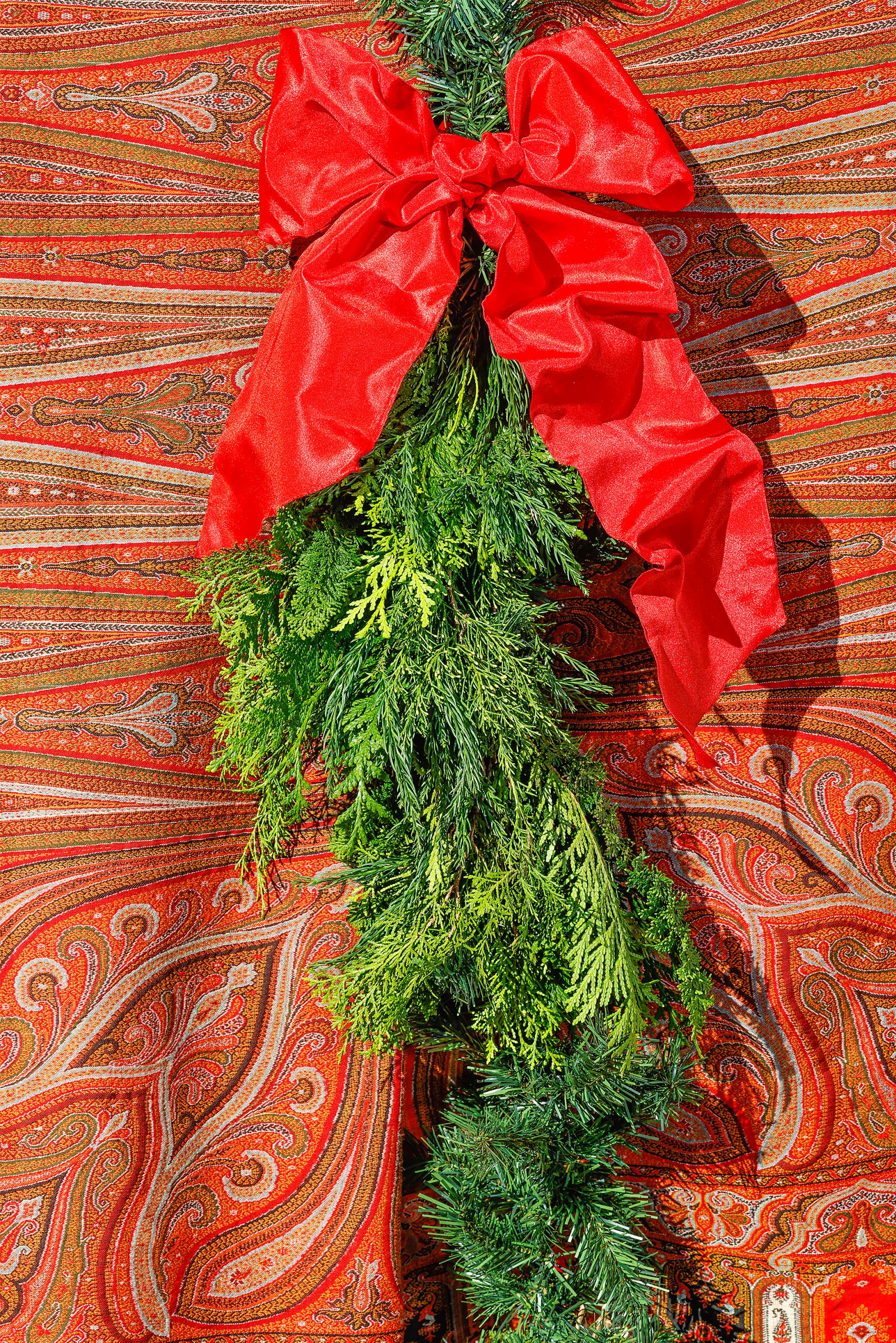 This garland sample is a mixture of local plants often used in hedges: arbor vitae, Leyland cypress, and cedar.