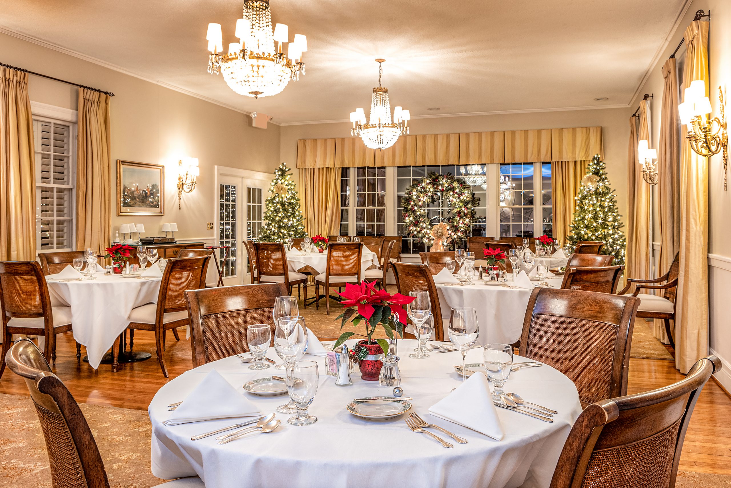 Southern Christmas traditions are an integral part of Springdale Hall. The club’s elegant dining room is extremely popular among members as the menu changes according to what is fresh, what is in season, or whatever captivates the chef. 