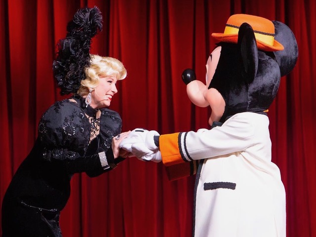 “Mickey and Company” at Tokyo Disneyland.
Opposite:  “Horseshoe Roundup” at Tokyo Disneyland.