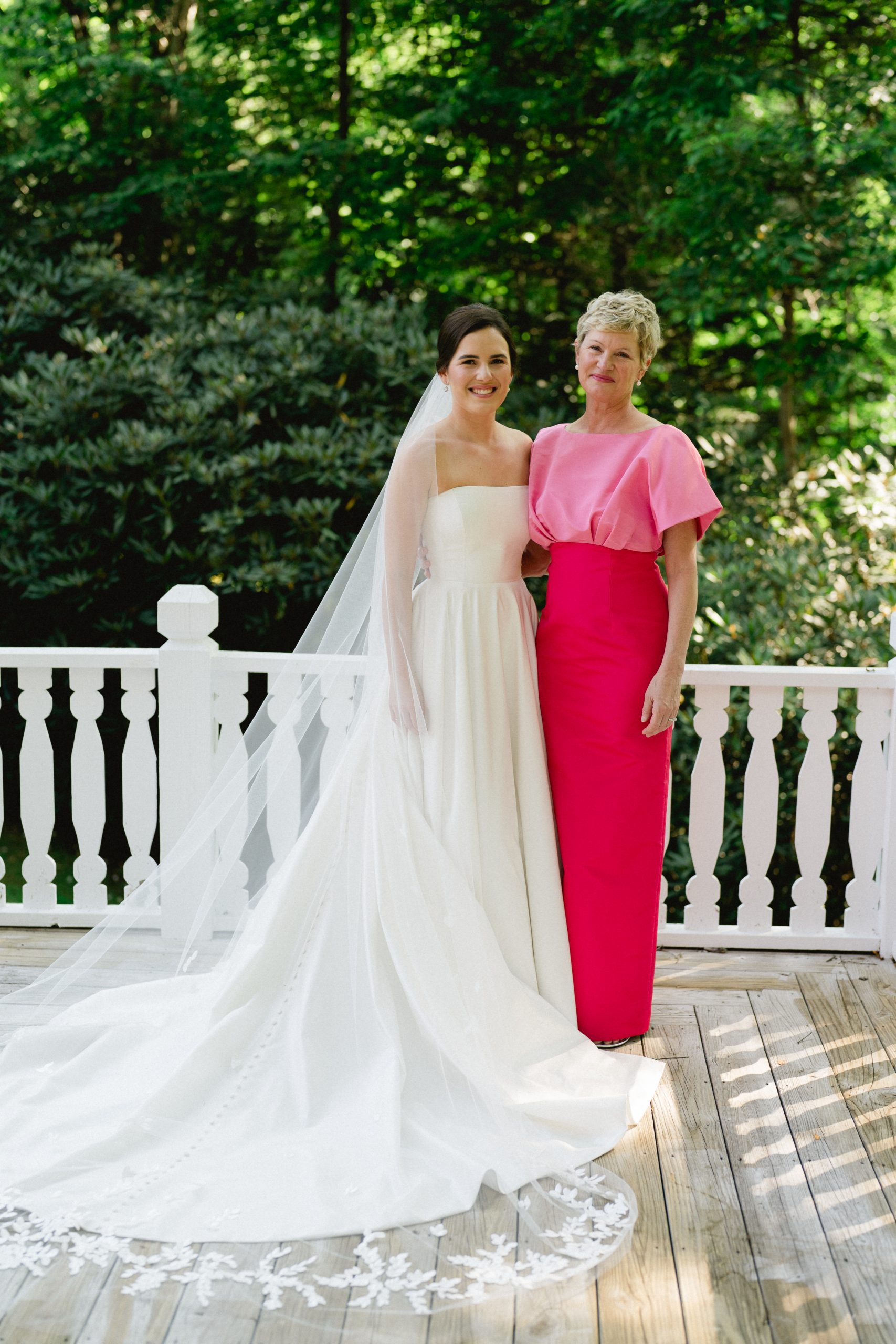  Olivia and Lou, her mother, found the perfect wedding gown and veil together, simple and elegant.
