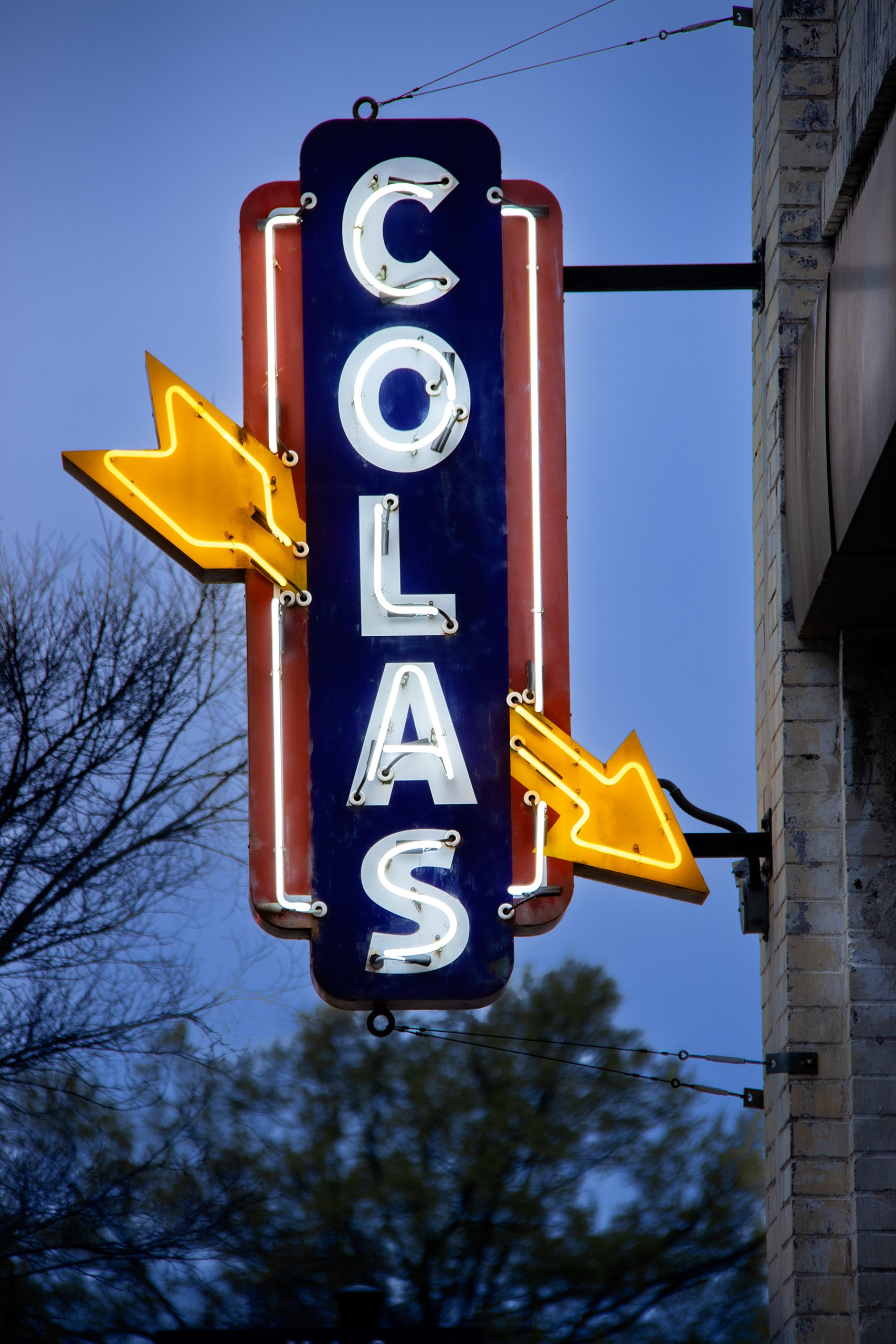 The largest use of neon is in advertising signage. Neon’s glow stands the test of time and catches the eye, drawing you to pay a visit. A cold glass of beer, a juicy burger, or warm buttered popcorn in an art-deco movie theatre — what better ways to advertise locations to satisfy evening cravings? 