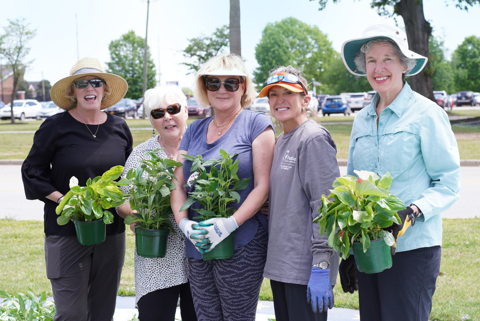 Laura Foster, Rebekah Cline, Trudy Wilson, Stephanie Cordum, 
Anna Haltiwanger. Photography courtesy of The Columbia Garden Club