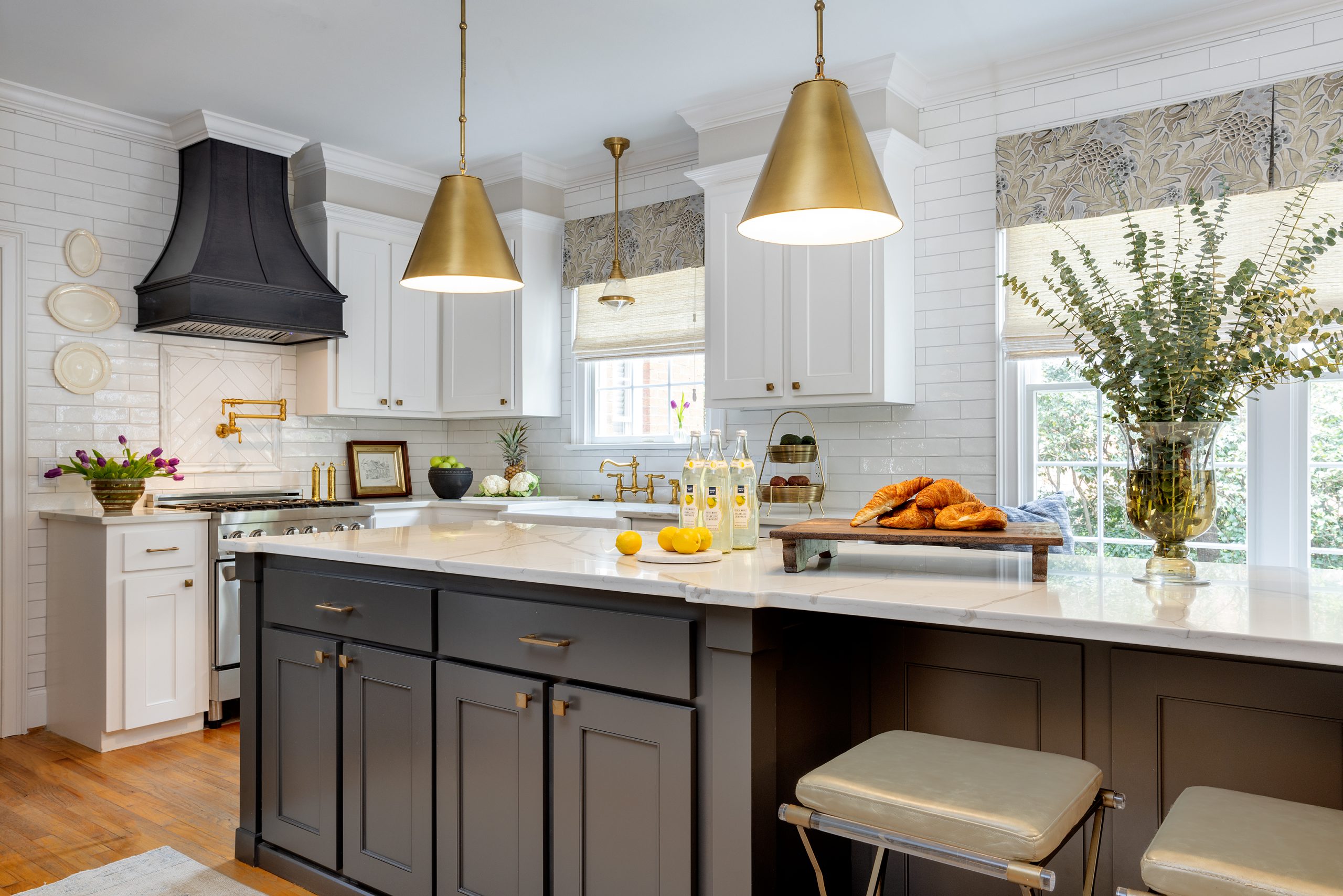 In 2019, with Veronica’s creativity and expertise, the Palmers began their renovations in the kitchen, where an existing peninsula was removed and a long island was installed down the middle. Once installed, the island extended and united the kitchen and breakfast area, which allowed for more seating and storage.